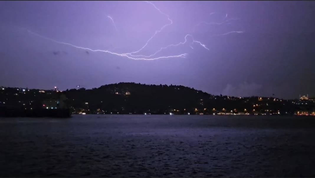istanbulda simsekler geceyi aydinlatti 1 h4NFHsEq
