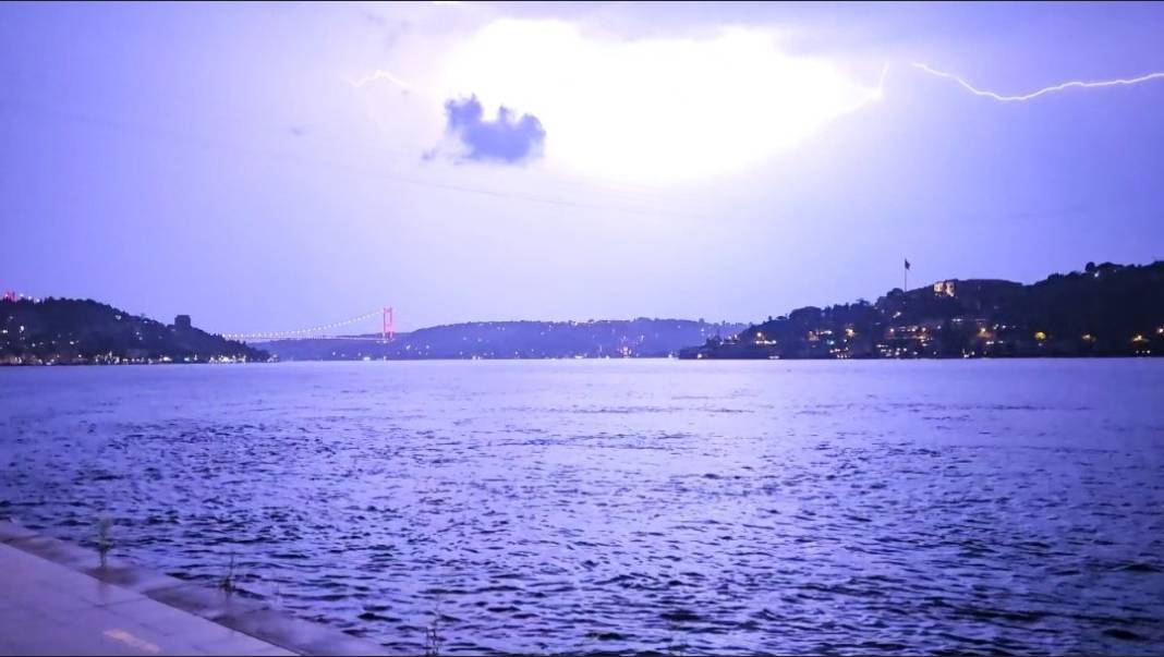 istanbulda simsekler geceyi aydinlatti 2 WKkQ2d3k