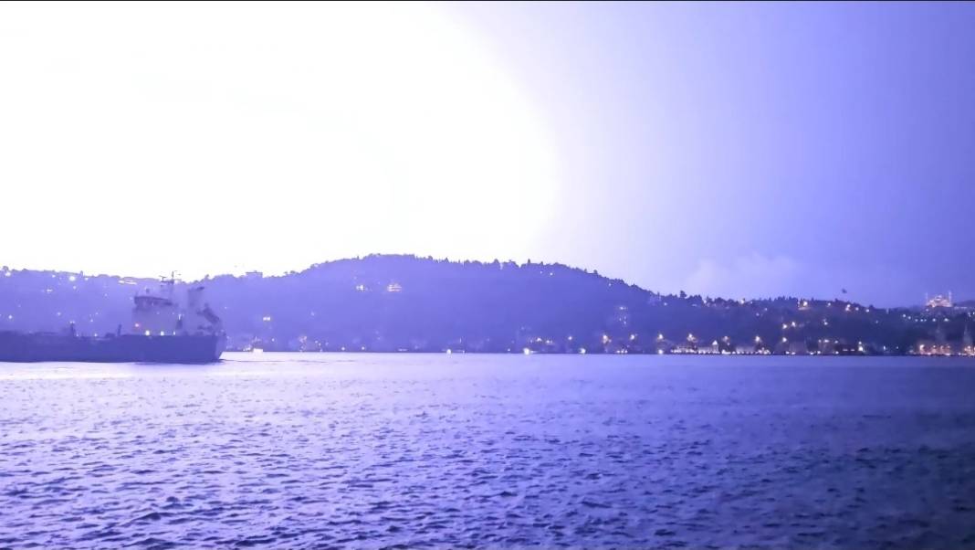 istanbulda simsekler geceyi aydinlatti 3 EZgJw5hE