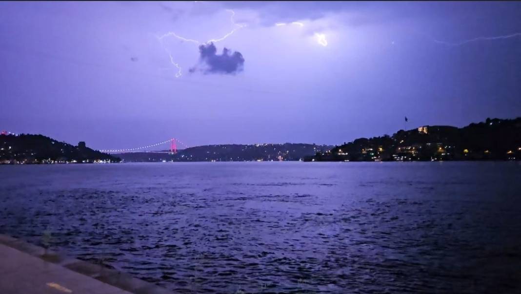 istanbulda simsekler geceyi aydinlatti 4 fOdUWeZj