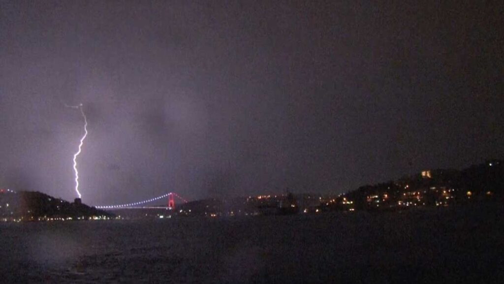 istanbulda simsekler geceyi aydinlatti rp8ATCWR