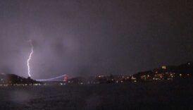 istanbulda simsekler geceyi aydinlatti rp8ATCWR