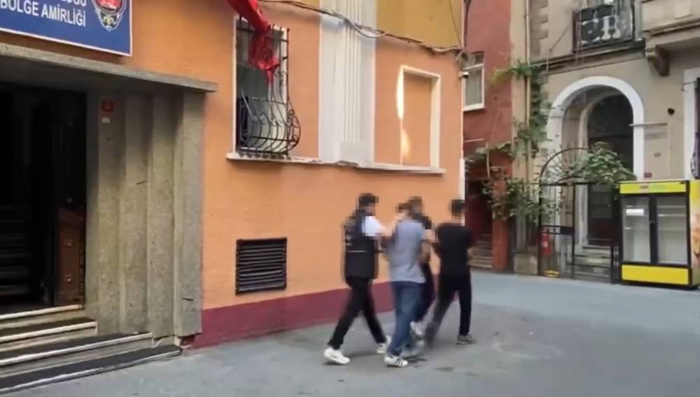 istanbulun en islek caddesi kapkac soku turistin cantasi caldi 3 idn3uDd6