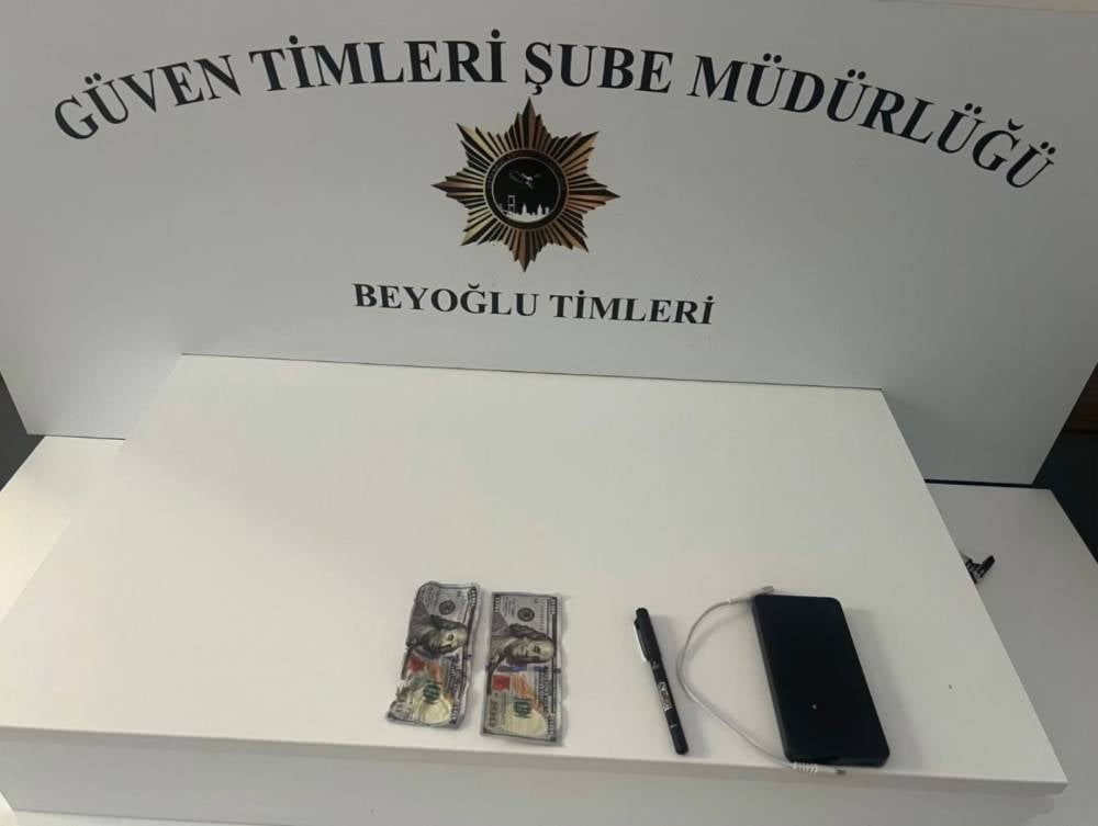 istanbulun en islek caddesi kapkac soku turistin cantasi caldi 4 w2rQf26W