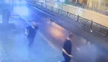 istanbulun en islek caddesi kapkac soku turistin cantasi caldi RFlRiAb8