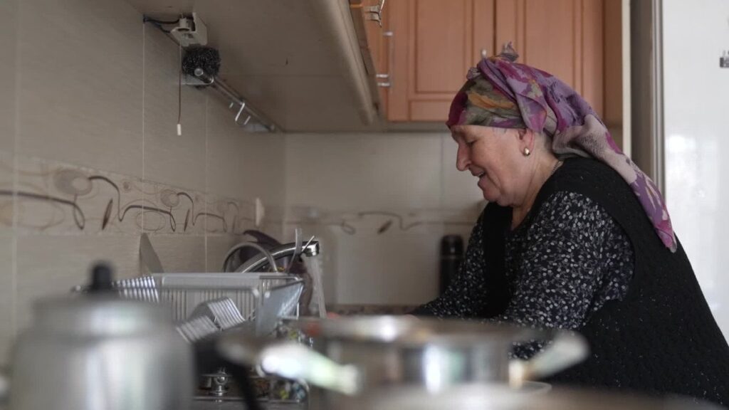izmirde emekli dayanisma kartiyla emekliler bir nebze rahatliyor qAWqh2dY