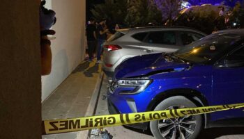 kadin 14uncu kattan aracin uzerine dustu fZkV33Xp