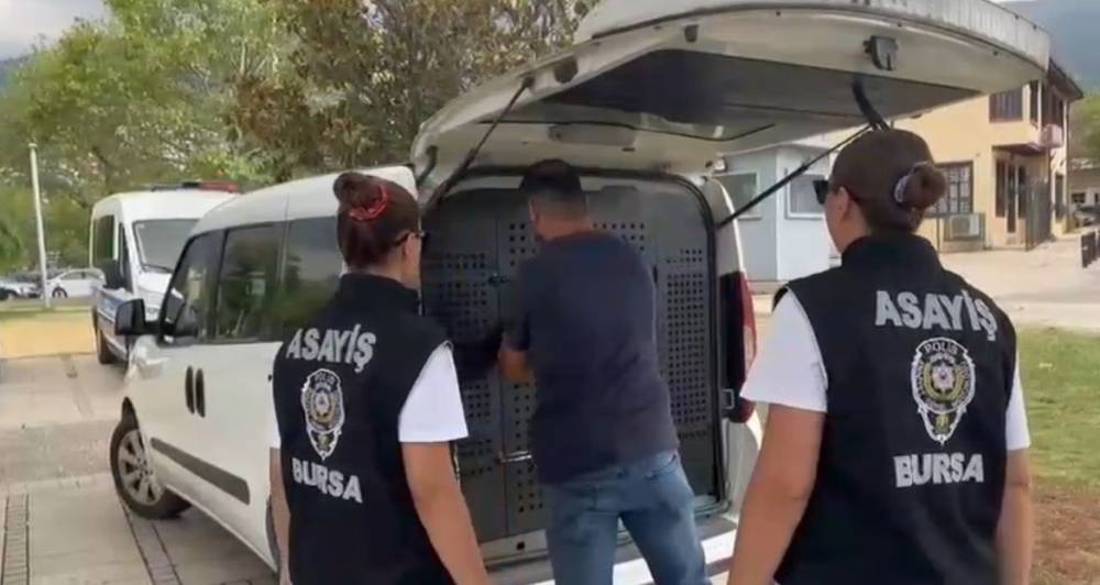 kadin yolda yuruyordu sessizce yaklasti 2 wChZCawz
