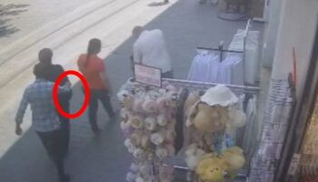 kadin yolda yuruyordu sessizce yaklasti kw2HtIlm