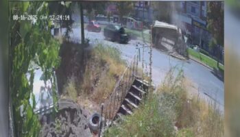 kamyonet ile otomobil birbirine girdi yaralilar var lHpA2z1y