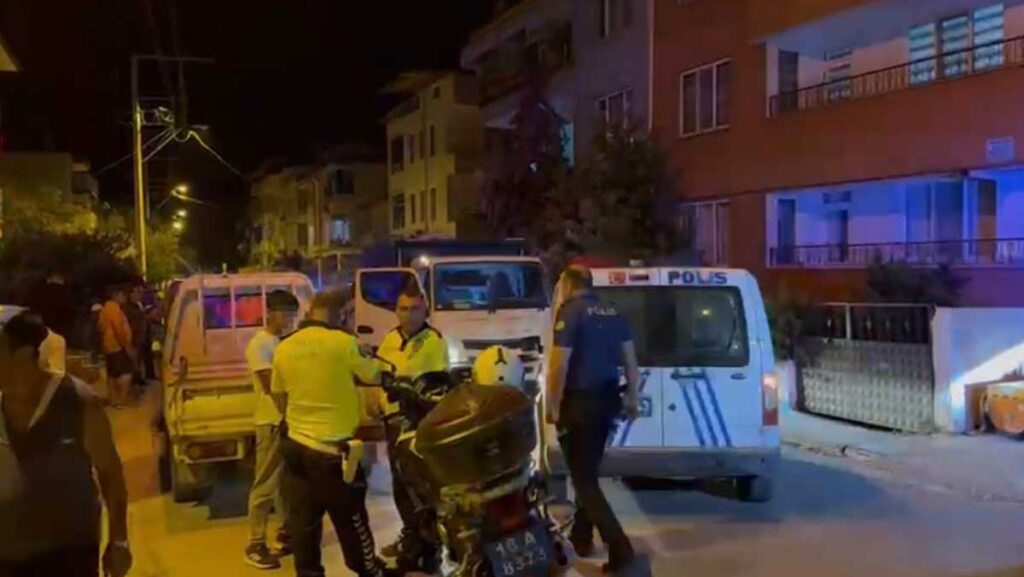 kamyonet suren cocuk polis arabasina daldi AGYDeGTc