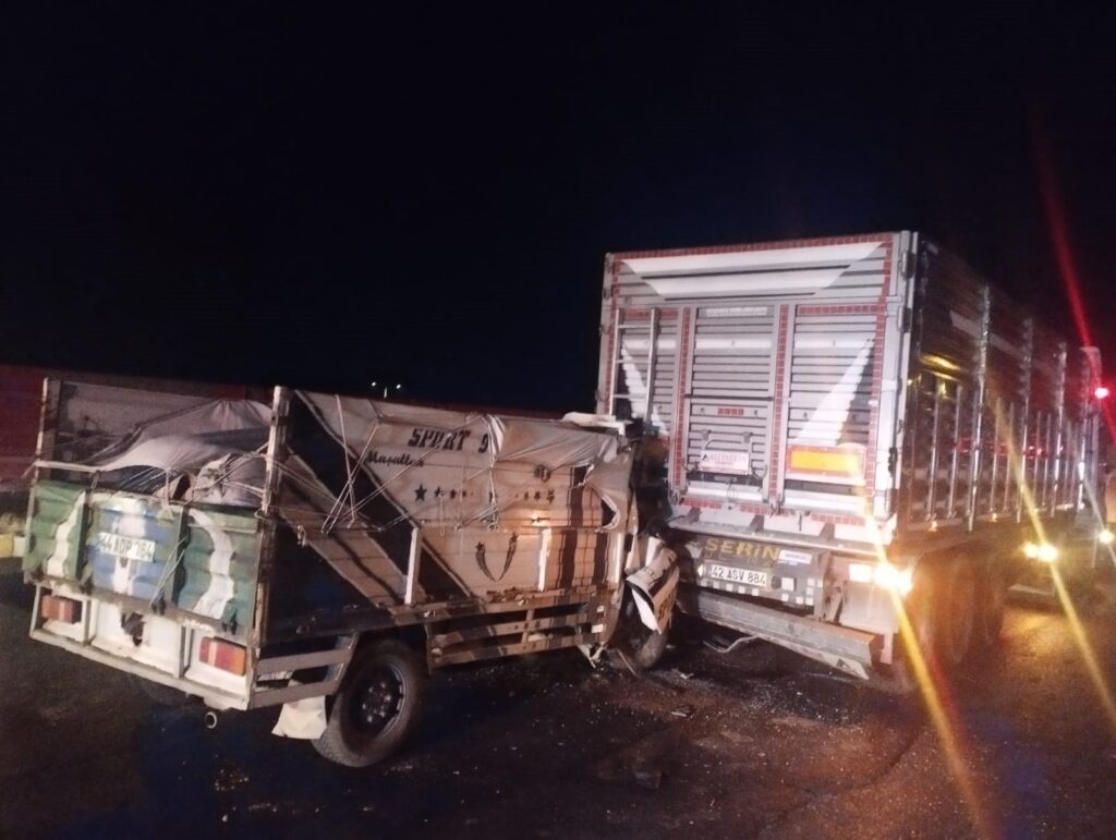 kamyonet tira arkadan carpti 1 agir yarali AfQlxHIp