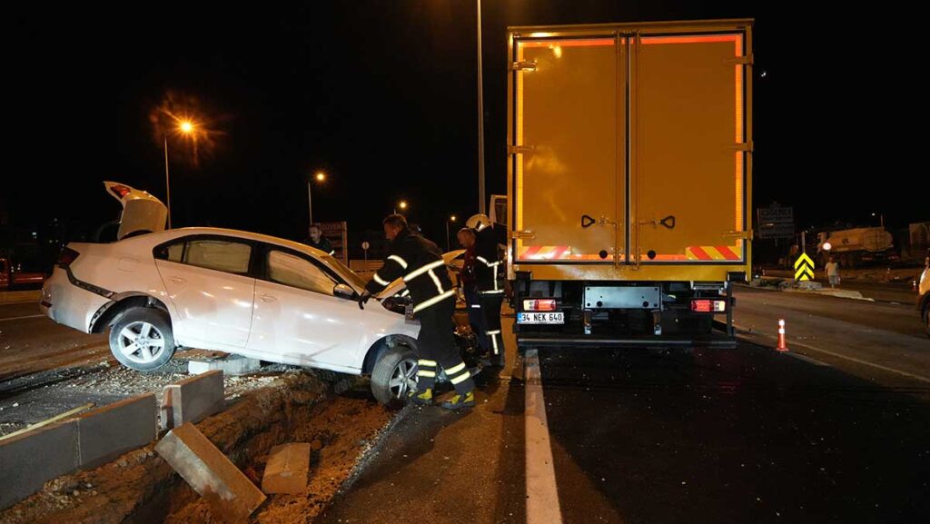 kargo kamyonu ile otomobil carpisti 2IPfMHma