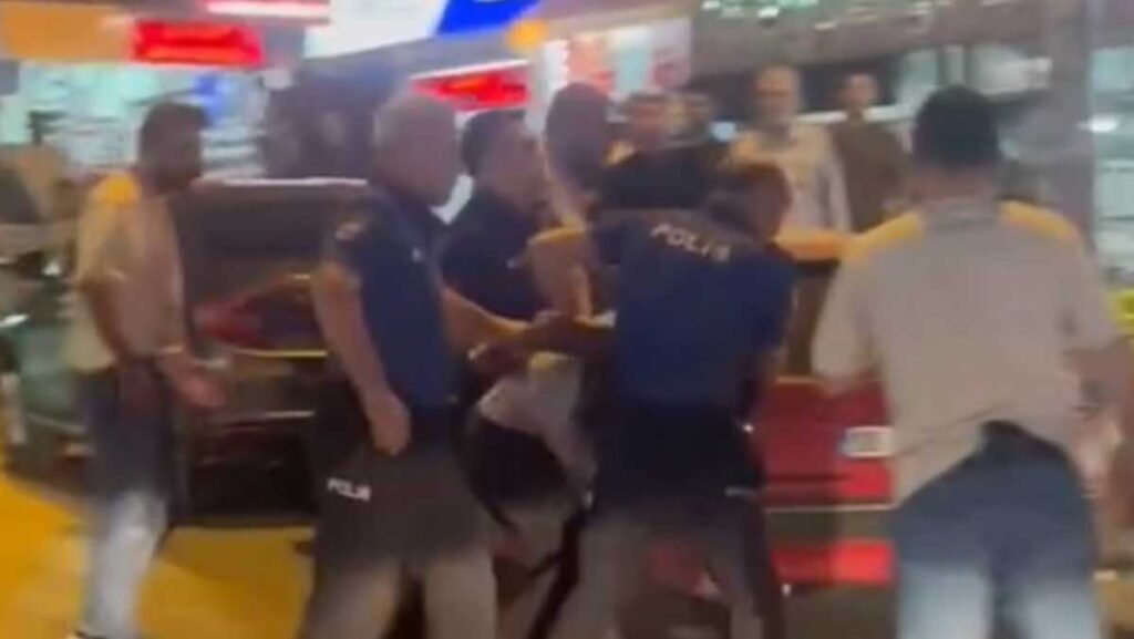 kesici aletlerle ambulansa saldirdilar nuwRRpDA