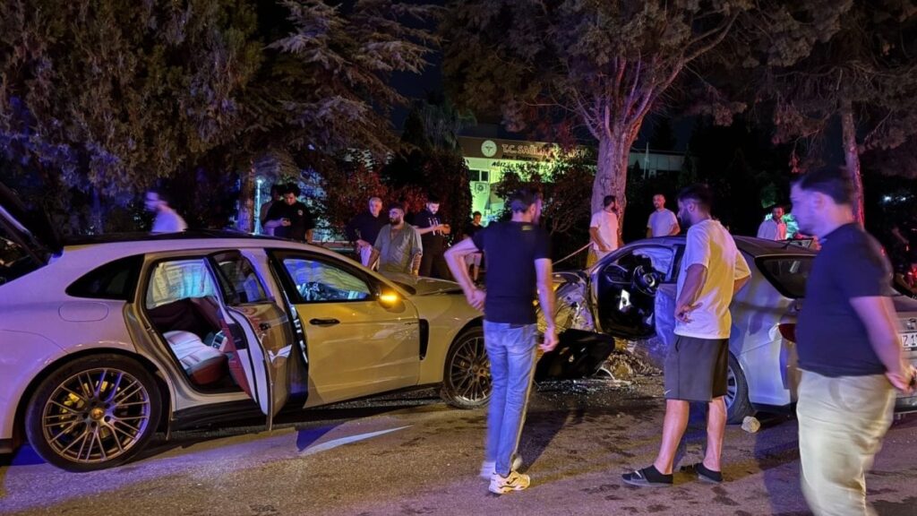 kocaelide 2 otomobil carpisti yaralilar var faXa6vri