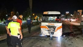 kontrolden cikan minibus aydinlatma diregi ve agaclara carpti x1Mkx6lE