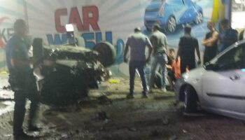 kontrolden cikan otomobil oto yikamaciya uctu P6Xab7dg