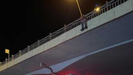 kopruden atlamak isteyen sahsi polis ikna etti 9ntBPgUB