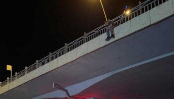 kopruden atlamak isteyen sahsi polis ikna etti 9ntBPgUB