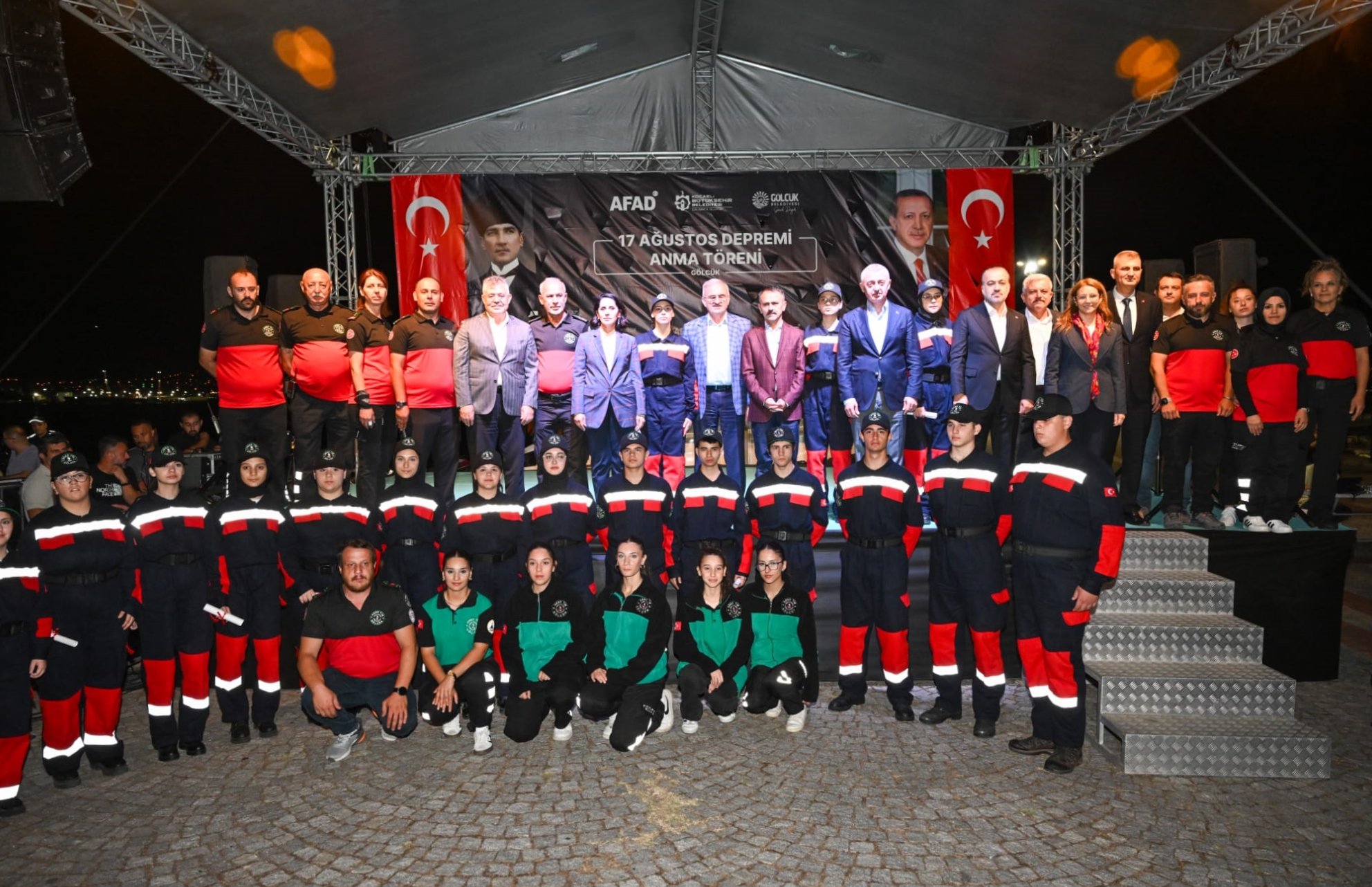 marmara depreminde hayatini kaybedenler kocaelide anildi 0 lSz92E4L