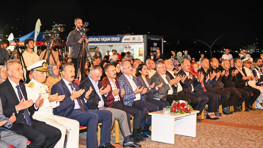 marmara depreminde hayatini kaybedenler kocaelide anildi z1AOuQR4