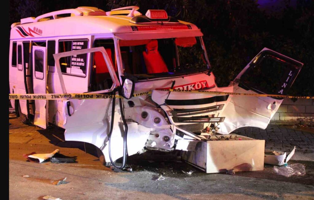 minibus ile otomobil carpisti 11 yarali aRkMH9Op