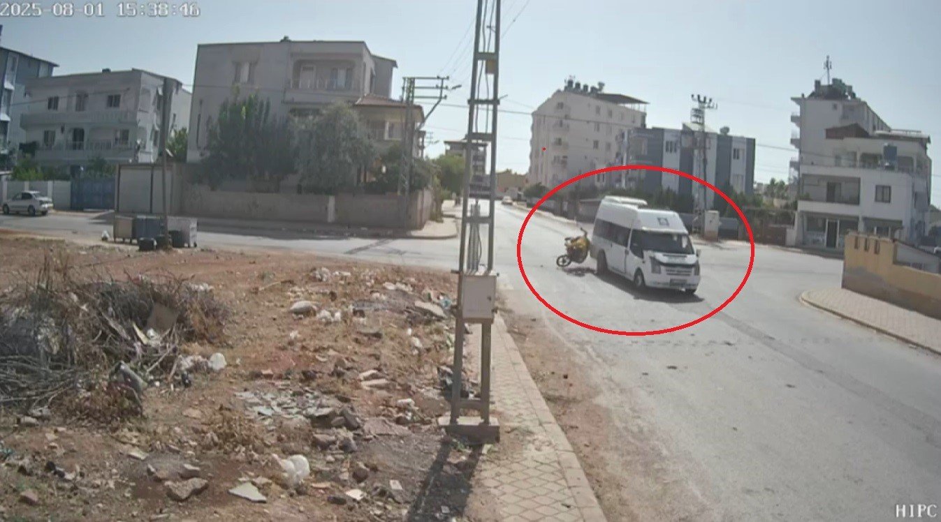 motosiklet minibuse ok gibi saplandi 0 HiSiApw3