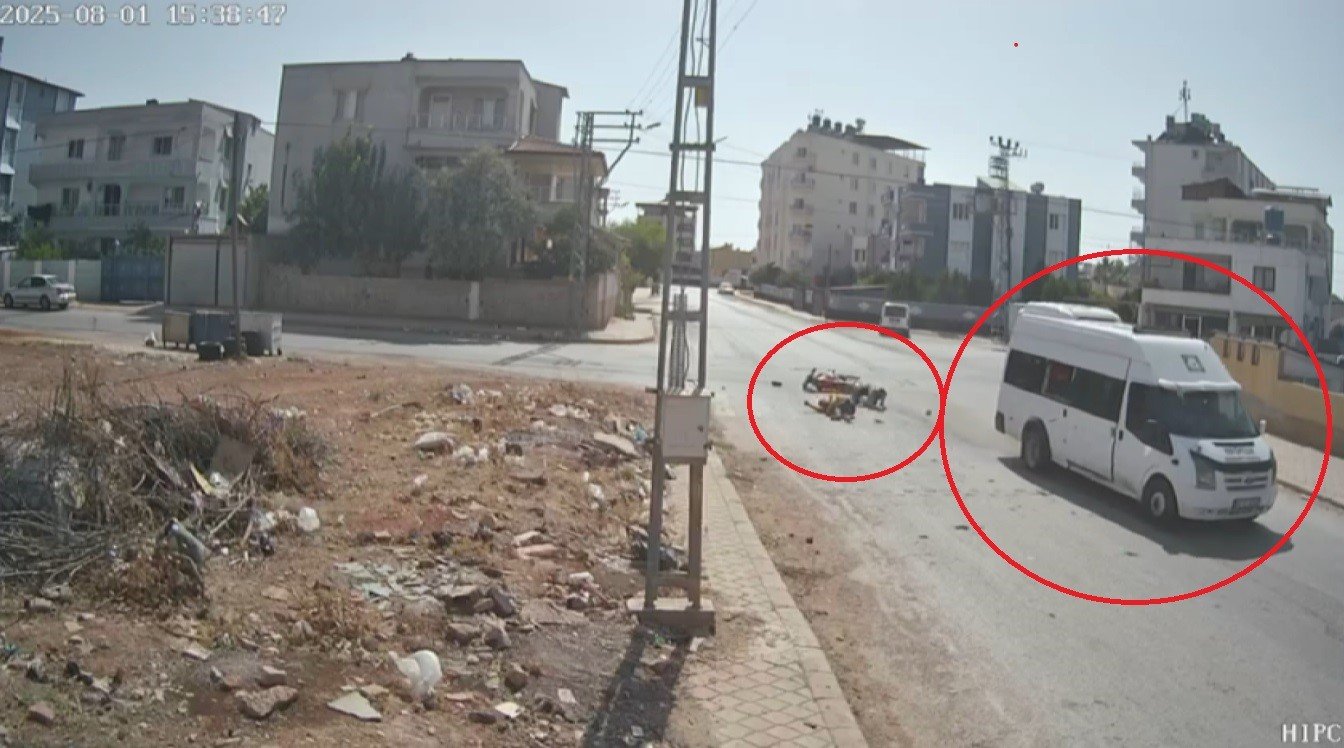 motosiklet minibuse ok gibi saplandi 1 6FACCtys