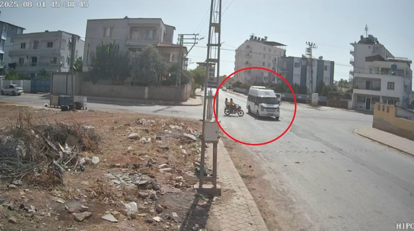 motosiklet minibuse ok gibi saplandi 4 luy9hqVd