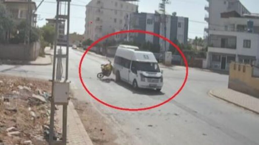 motosiklet minibuse ok gibi saplandi HyNZXZ8L