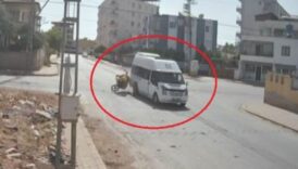 motosiklet minibuse ok gibi saplandi HyNZXZ8L