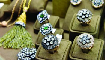 mucevher devi borc kiskacinda SEaFBjwy