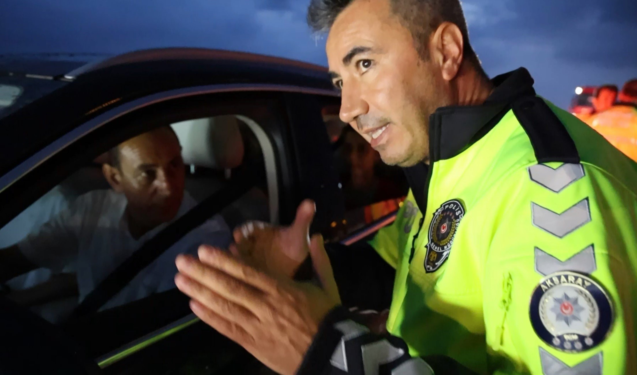 o guzergahi sel vurdu yol trafige kapandi 0 TVu3FrTi