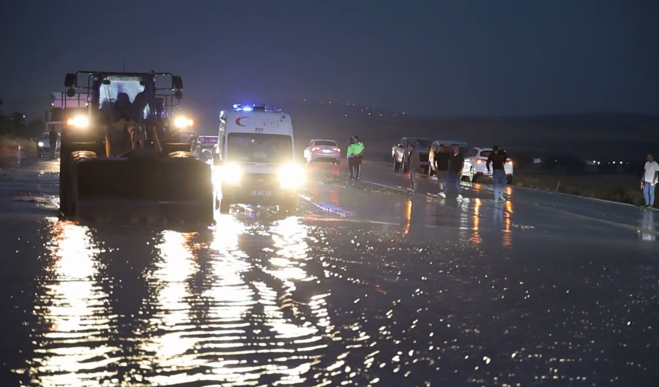 o guzergahi sel vurdu yol trafige kapandi 1 imZsgSE4