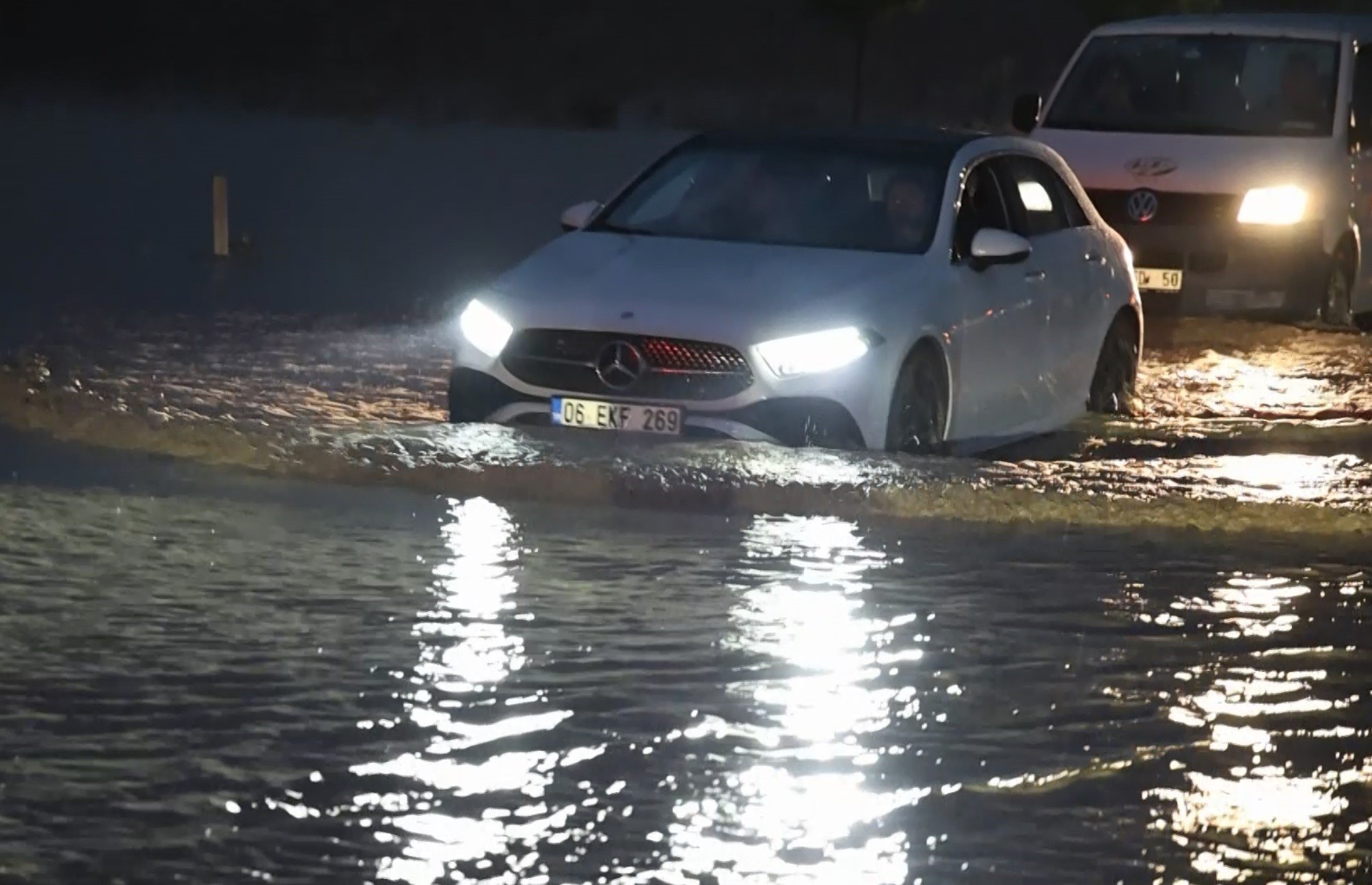 o guzergahi sel vurdu yol trafige kapandi 2