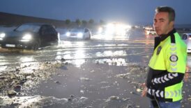 o guzergahi sel vurdu yol trafige kapandi HyNu9edD