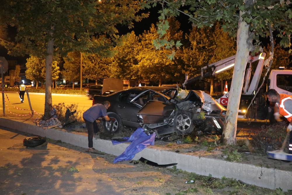 otomobil agaca carpti 2 olu 1 agir yarali 2 OFBt2u7P