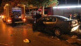 otomobil agaca carpti 2 olu 1 agir yarali aUvUGMdU