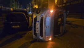 otomobil ile carpisti yan yatti WNKEDwa4