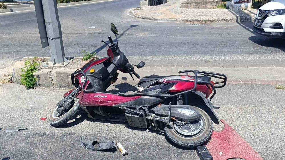otomobil ile elektrikli motosiklet carpisti 1 yarali var 2 WOsaB2S9
