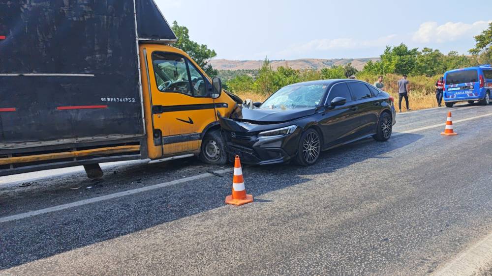 otomobil ile kamyonet kafa kafaya carpisti 2si cocuk 6 kisi hastanelik oldu 0 YwqrGQj6