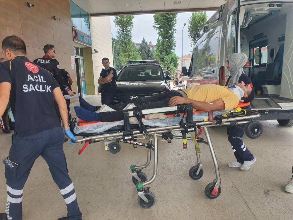 otomobil ile kamyonet kafa kafaya carpisti 2si cocuk 6 kisi hastanelik oldu 1 t98J3tda