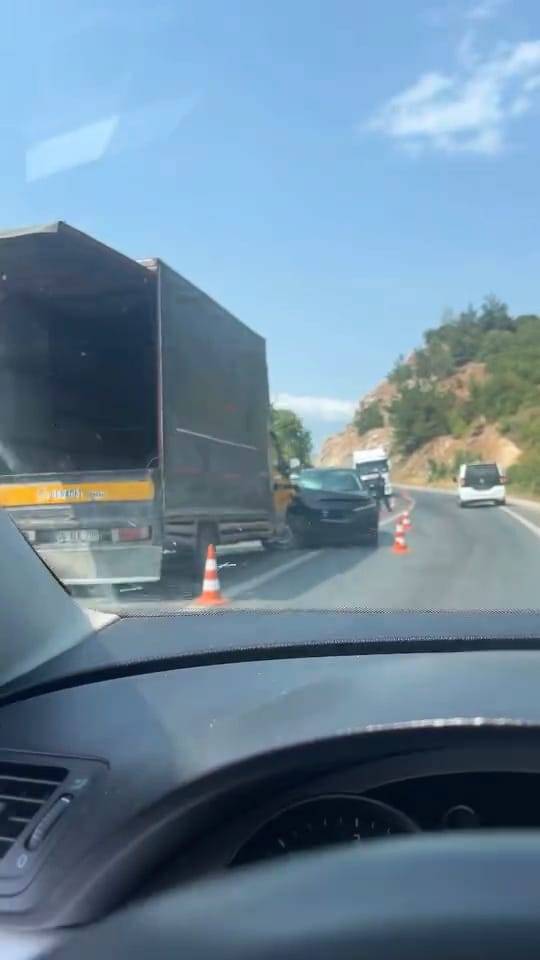 otomobil ile kamyonet kafa kafaya carpisti 2si cocuk 6 kisi hastanelik oldu 2 jj5jXVNf