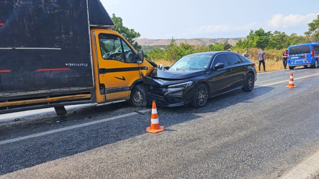otomobil ile kamyonet kafa kafaya carpisti 2si cocuk 6 kisi hastanelik oldu 9b9t9X1z