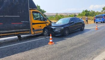 otomobil ile kamyonet kafa kafaya carpisti 2si cocuk 6 kisi hastanelik oldu 9b9t9X1z