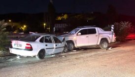 otomobil ile kamyonet kafa kafaya carpisti jTCLNTU7