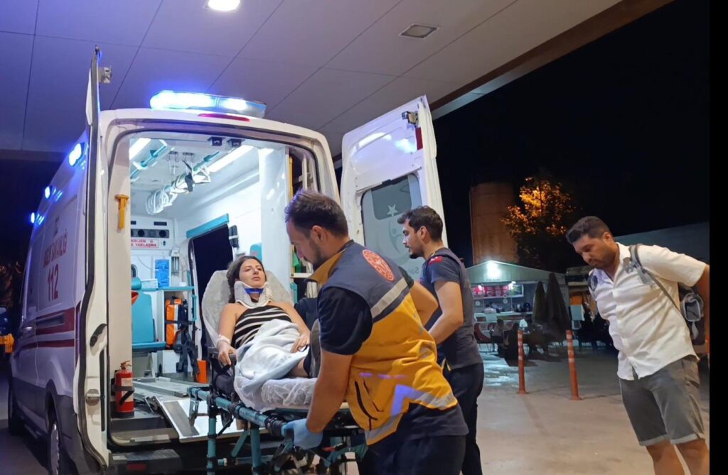 otomobil su kanalina dustu 3 yarali jlMNfwSX