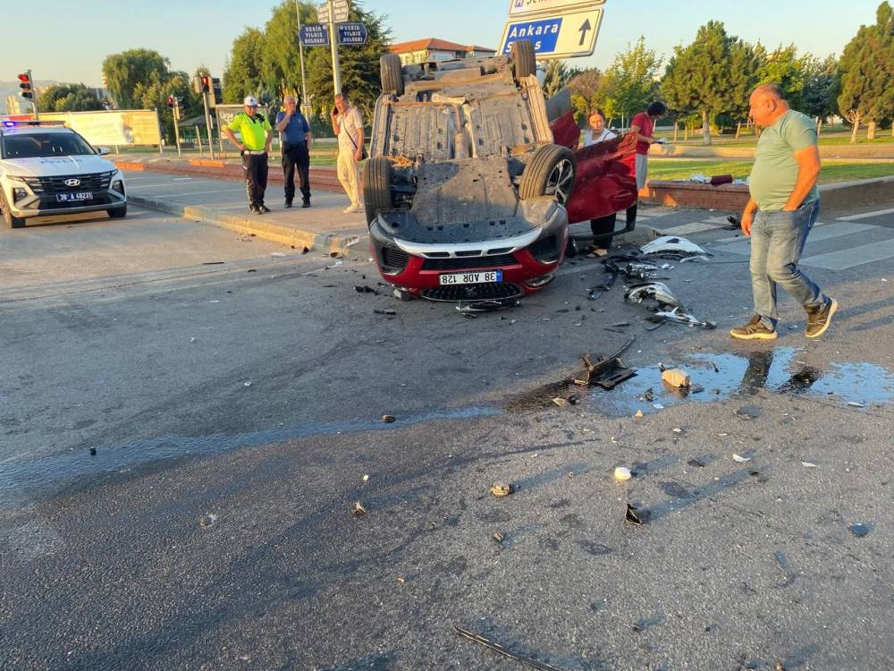 otomobil takla atti yaralilar var 3 BI16KPf2