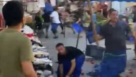 pazarcilar arasinda doner bicakli kavga eFllV2L4