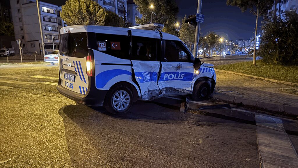 polis aracinin karistigi kazada 2si polis 5 kisi yaralandi a6HZnZnx